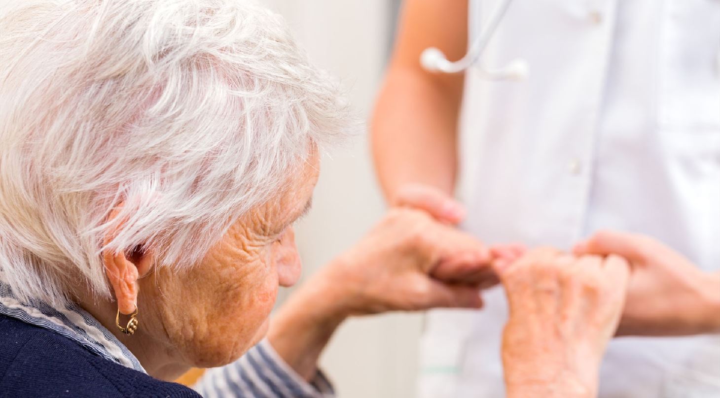 Ældre kvinde og sygeplejerske - Velfærdsteknol